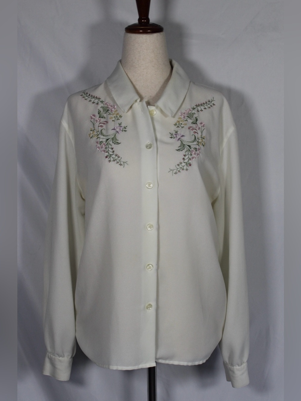 Y2K 90s vibes Liz Claiborne Cream Button-Down Blouse w/ Floral Embroidery